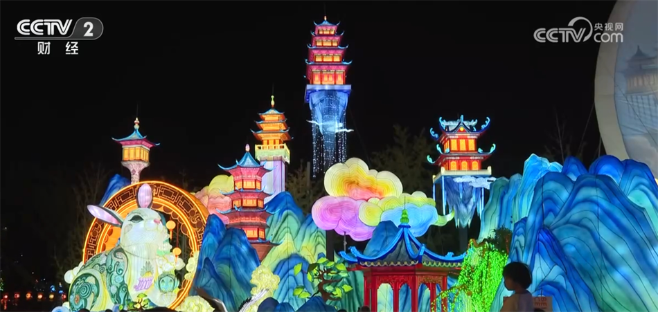 游園看彩燈、“打卡”新科技、沉浸式旅拍 繽紛新業(yè)態(tài)激發(fā)文化消費(fèi)熱情(圖1)
