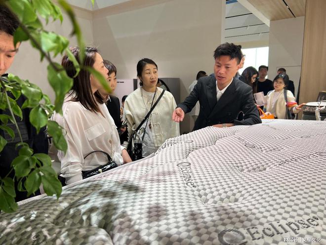 2025深圳家居設(shè)計(jì)周啟幕伊麗絲床墊120周年典藏款全球首發(fā)(圖2)
