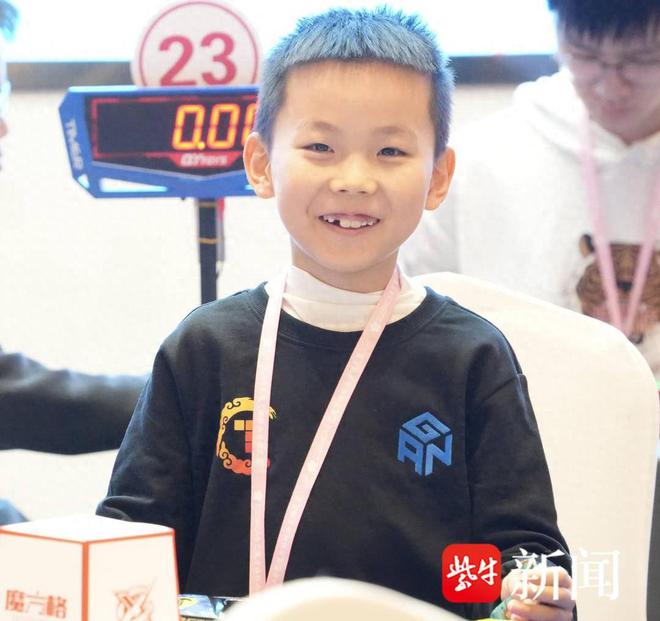 蘇州小學(xué)生成為全球最年輕的三階魔方世界紀(jì)錄保持者(圖1)
