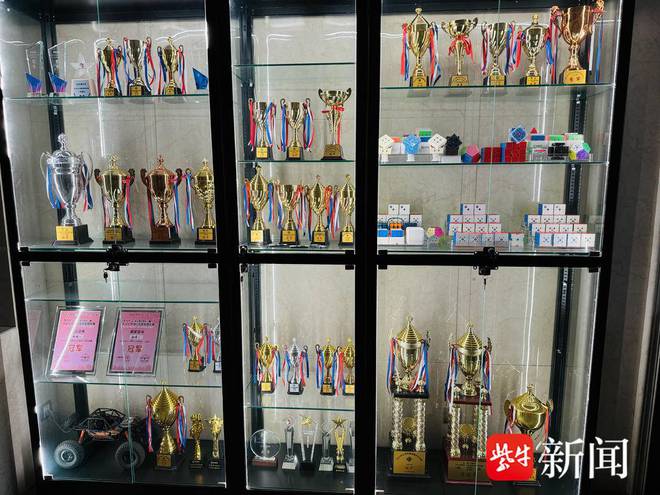 蘇州小學(xué)生成為全球最年輕的三階魔方世界紀(jì)錄保持者(圖3)