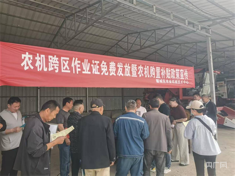漯河市郾城區(qū)：農(nóng)機服務(wù)上門 護航“三夏”生產(chǎn)(圖1)