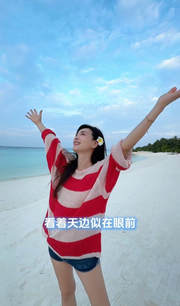 張庭55歲狀態(tài)引熱議：海邊清唱展松弛美學(xué)配文“生活本味”引共鳴(圖1)