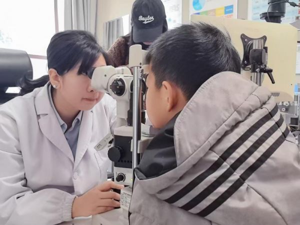 飛來橫禍！9歲男孩被同學(xué)鉛筆做彈簧弓箭劃傷右眼(圖2)